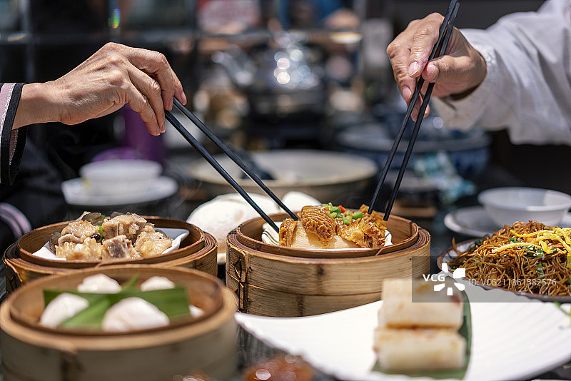 餐桌上各式各样的港式点心图片素材