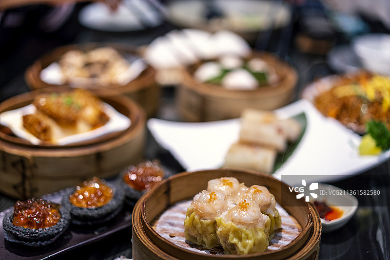 餐桌上各式各样的港式点心图片素材