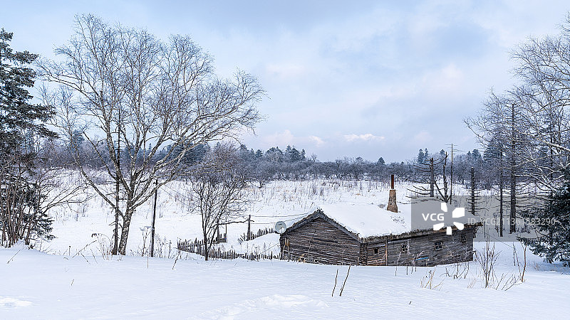 雪地上的木屋图片素材