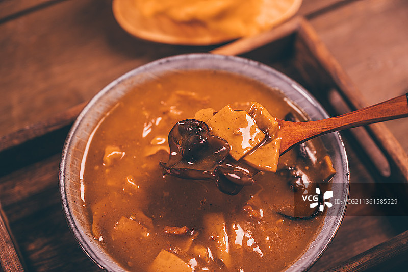 河南特色早餐-牛肉胡辣汤油条图片素材