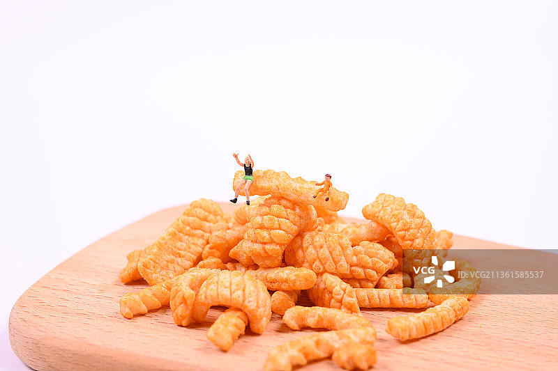 白色背景上的小零食-油炸虾条图片素材