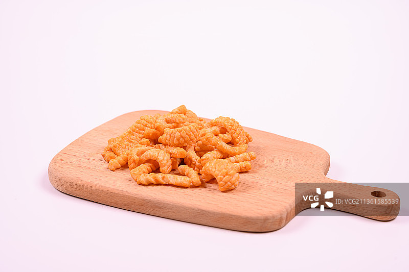 白色背景上的小零食-油炸虾条图片素材