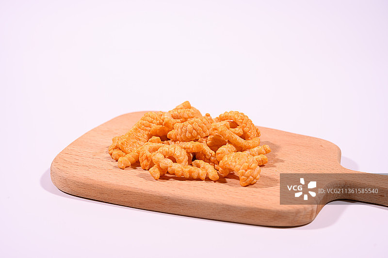 白色背景上的小零食-油炸虾条图片素材