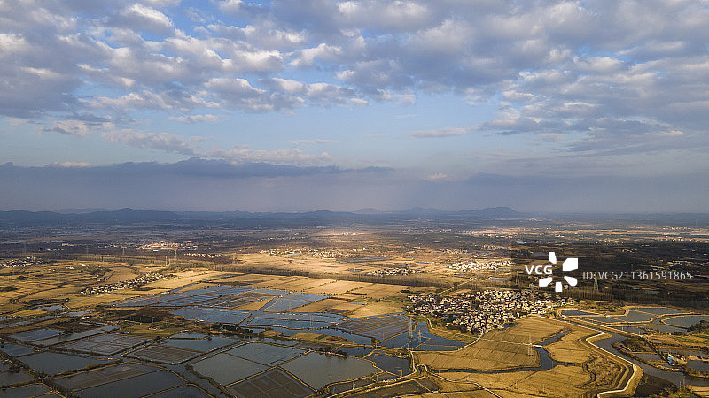 阳光透过云层撒在地面上图片素材