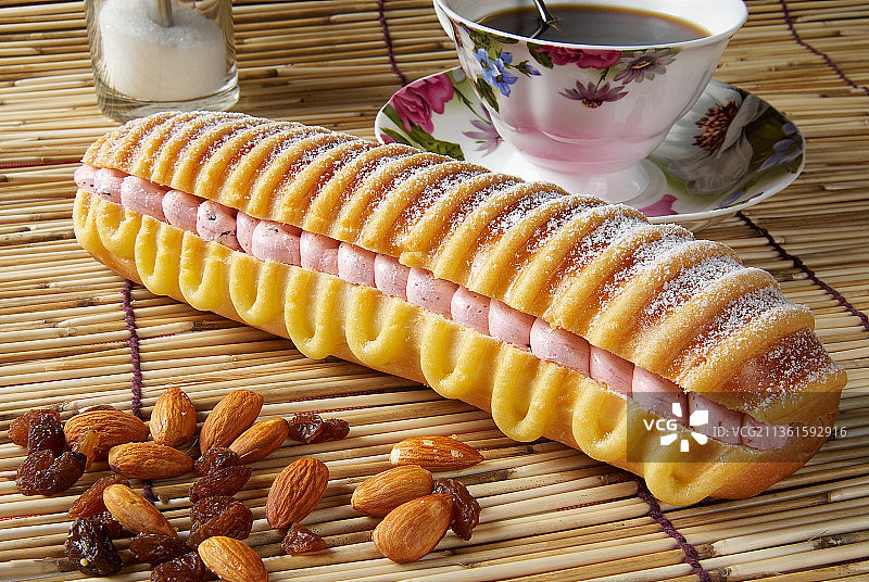 草莓味毛毛虫面包图片素材