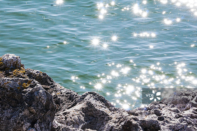 波光粼粼的洱海图片素材