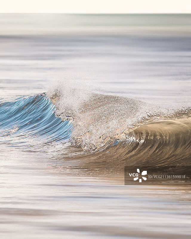 海浪翻滚的壮丽景色，南卡罗来纳州默特尔海滩图片素材