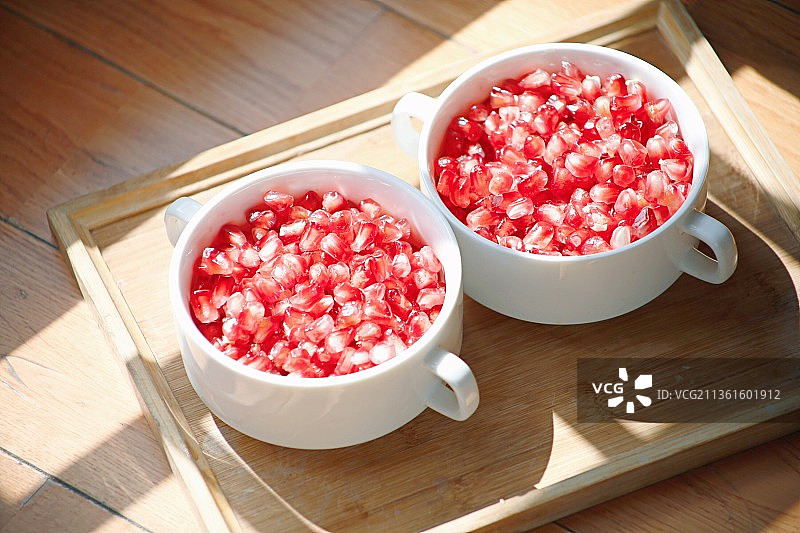 桌上碗里的石榴特写镜头图片素材