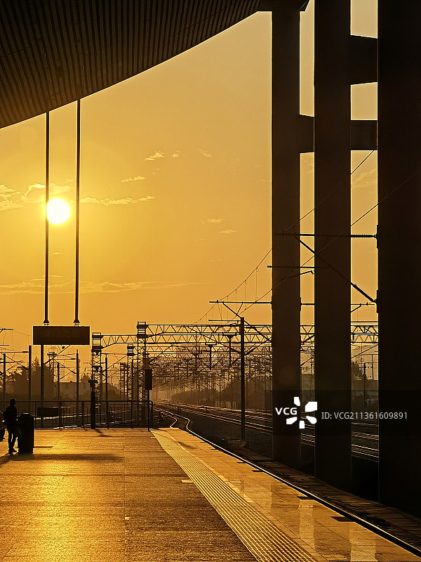 春运题材，回家的路，夕阳下的站台图片素材