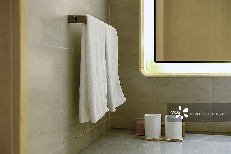 洗手台上的一对白色杯子，旁边悬挂着两条白色毛巾图片素材
