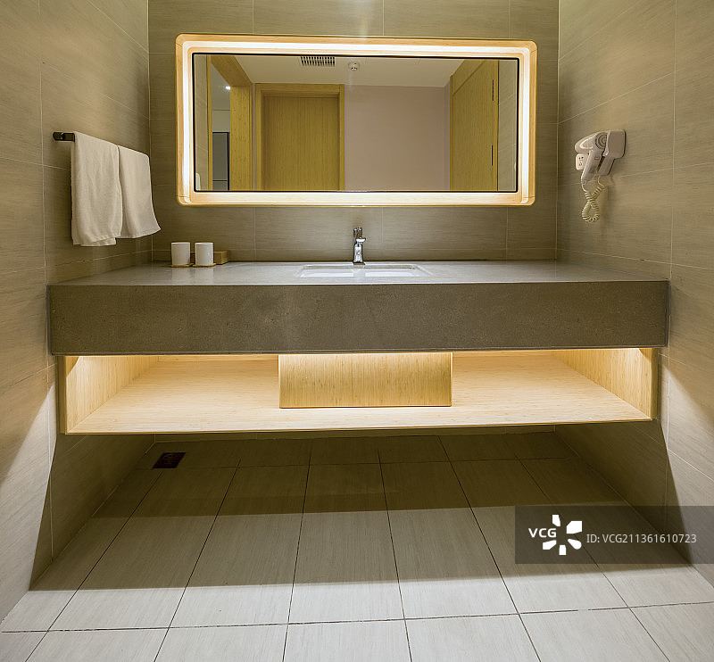 独立洗手台，化妆镜图片素材