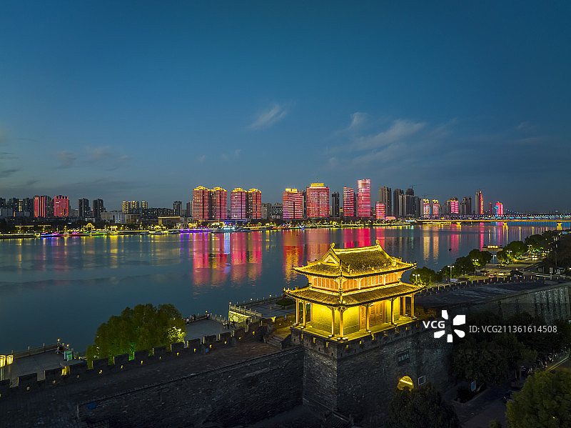 航拍襄阳古城景区临汉门城楼汉江城市夜晚风光图片素材
