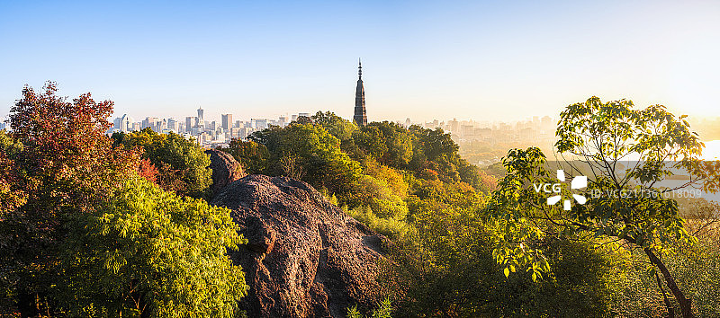 早晨阳光下的杭州西湖宝石山秋天全景图片素材