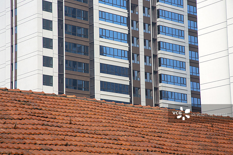 旧坡房与新楼房传统与现代城市风光图片素材