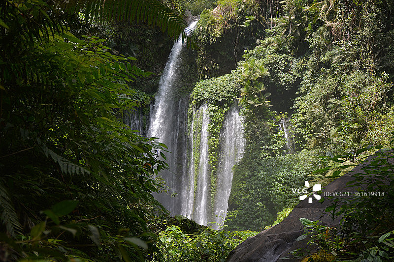 印度尼西亚西努沙登加拉巴彦达瑙森林瀑布风光图片素材
