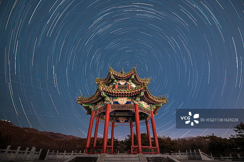 半山亭与星轨图片素材