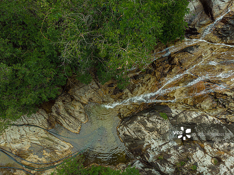 马来西亚霹雳州金打河小瀑布航拍图片素材