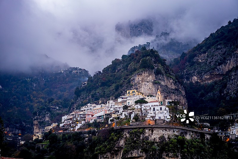 多云天气下的阿马尔菲海岸图片素材