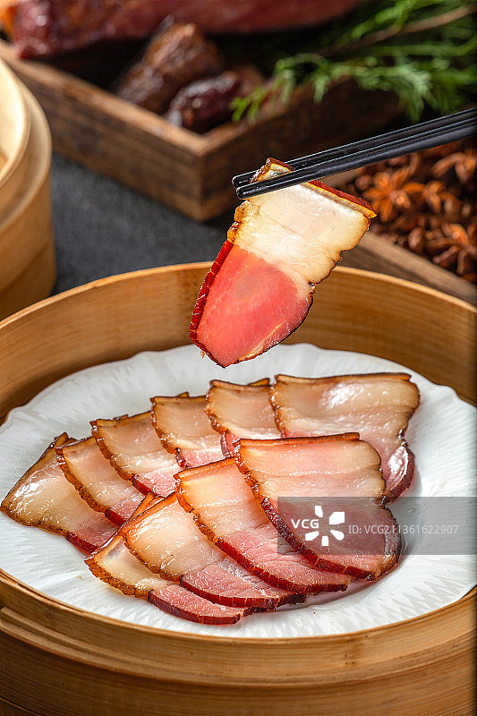 一块筷子夹起的腊肉图片素材