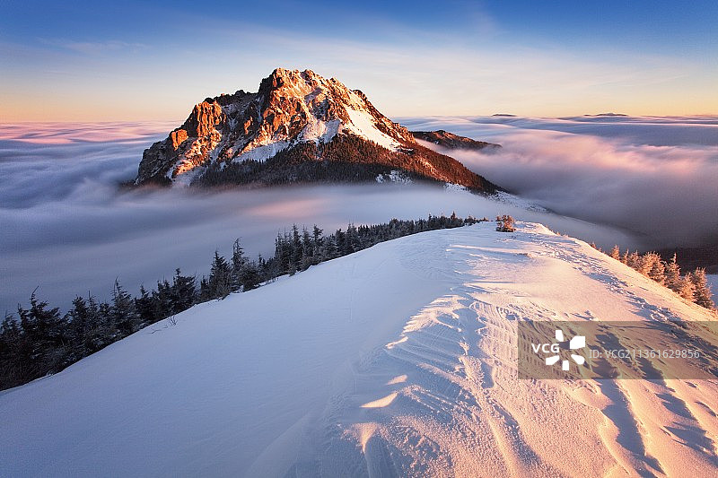 喀尔巴阡山脉，夕阳下白雪覆盖的山脉图片素材