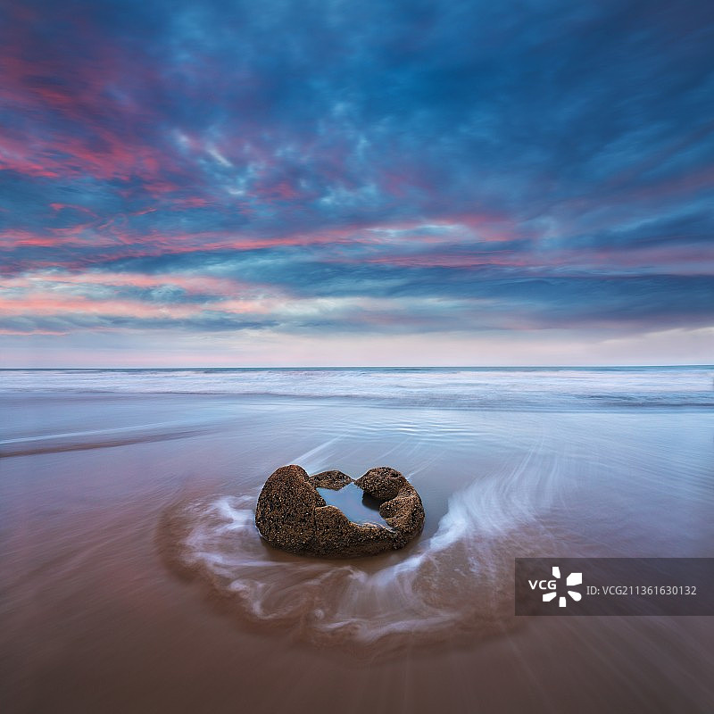 日落时分的摩拉基巨石海景图片素材