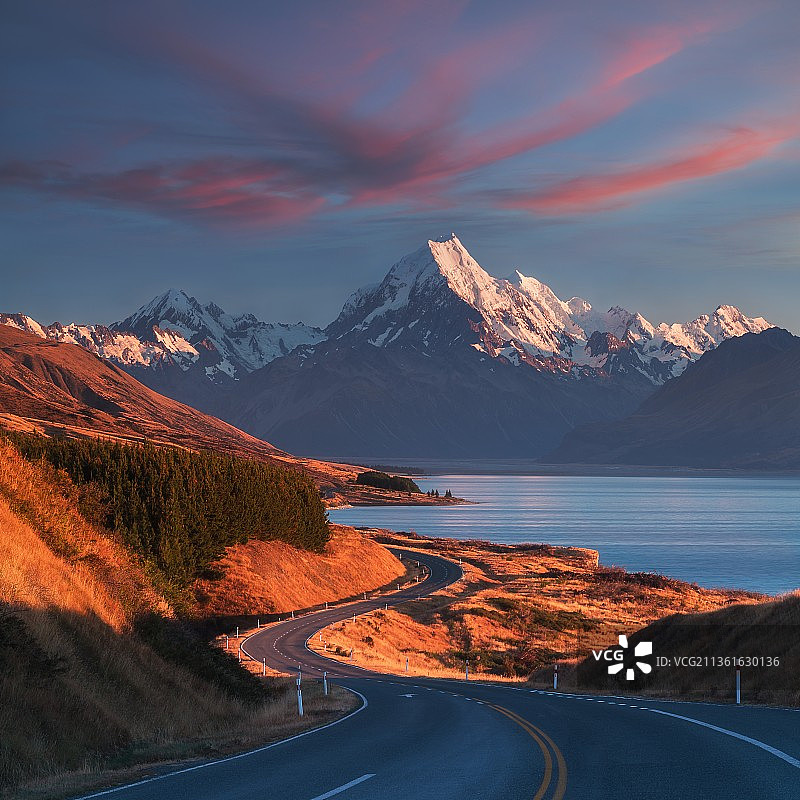库克山：日落时分雪山的壮丽景色图片素材