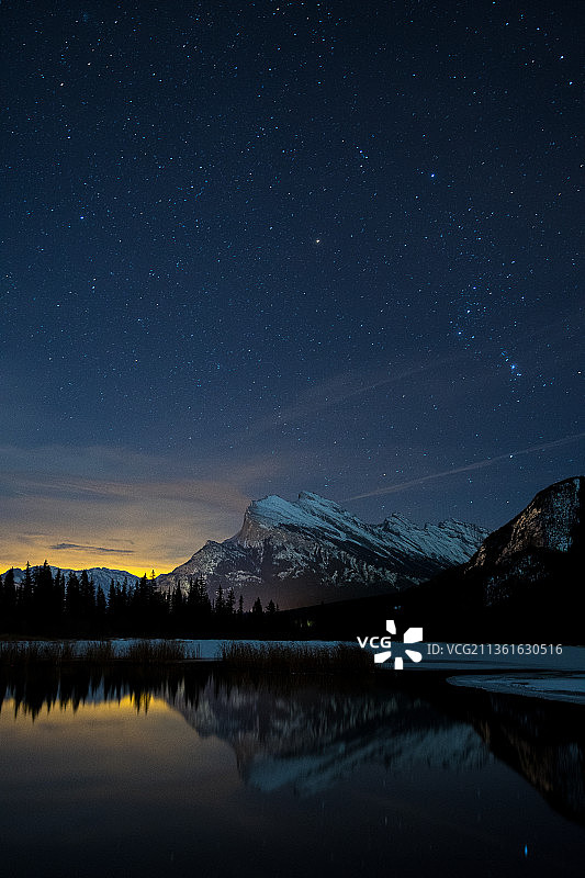 夜幕下的伦德尔山，山峦映衬下的湖泊美景图片素材