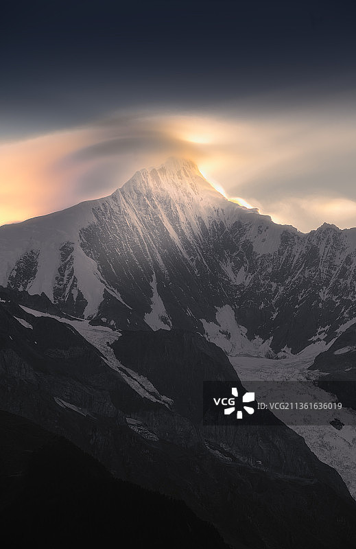 云南省迪庆德钦梅里雪山日落时白雪皑皑的群山景色图片素材