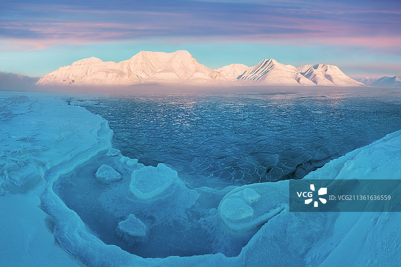 斯瓦尔巴特群岛冬季冰封湖面的风景图片素材