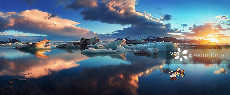 日落时分冰岛Jokulsarlon冰河湖的壮丽海景图片素材
