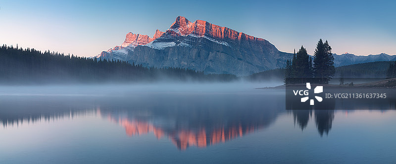 两个杰克湖，班夫，湖面风景如画，雪山映衬着天空图片素材