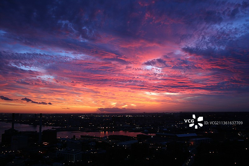 日落时分，高角度俯瞰灯火通明的建筑图片素材