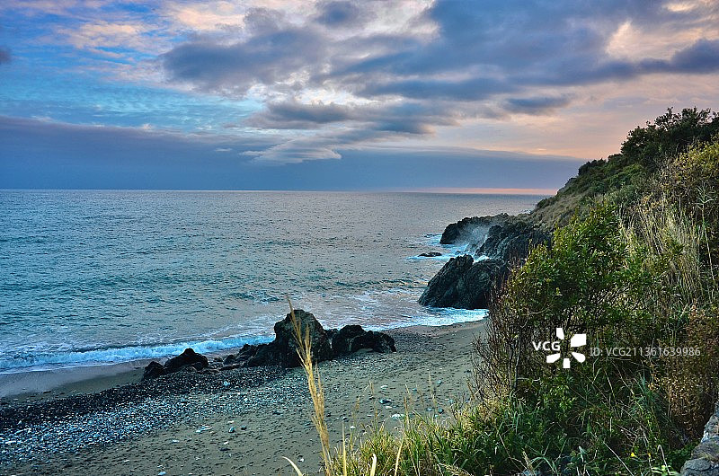 冬季海景：意大利萨沃纳瓦拉泽日落时分的海天一色图片素材