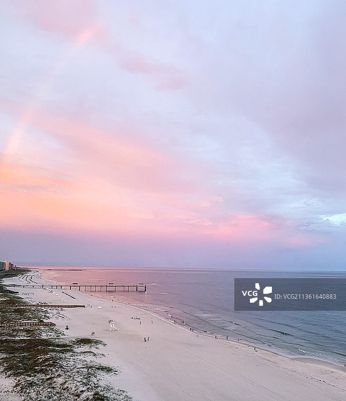 日落时海滩与天空的对比图片素材
