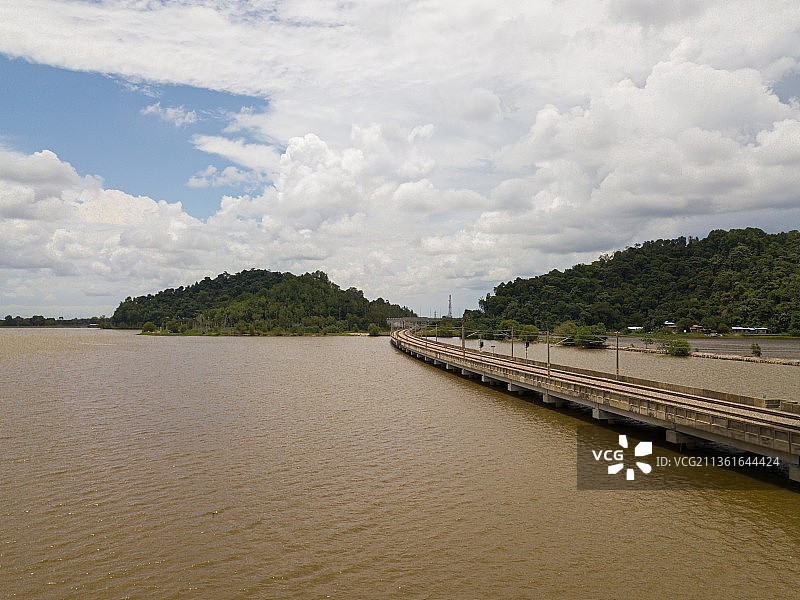 马来西亚霹雳州湖上铁路桥航拍图片素材