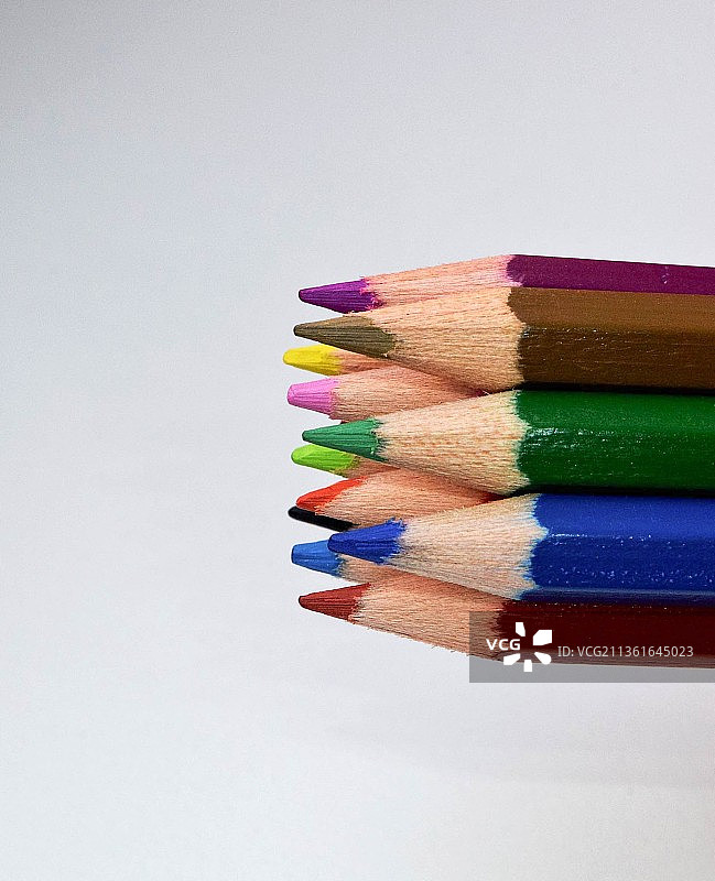 白色背景上的彩色铅笔特写图片素材