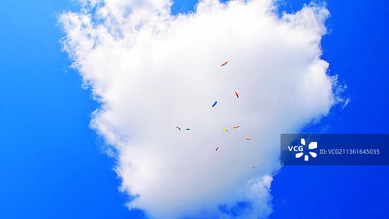 英国波伊宁斯魔鬼堤上空的滑翔伞图片素材