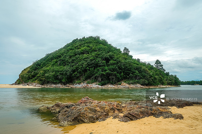 马来西亚丁加奴热带岛屿，天空背景下的壮丽海景图片素材