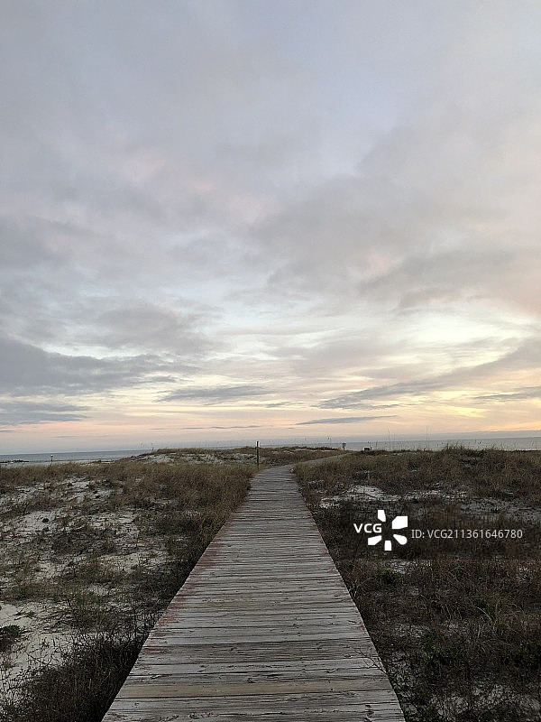 阿拉巴马州日落时田野上的木板路景观图片素材