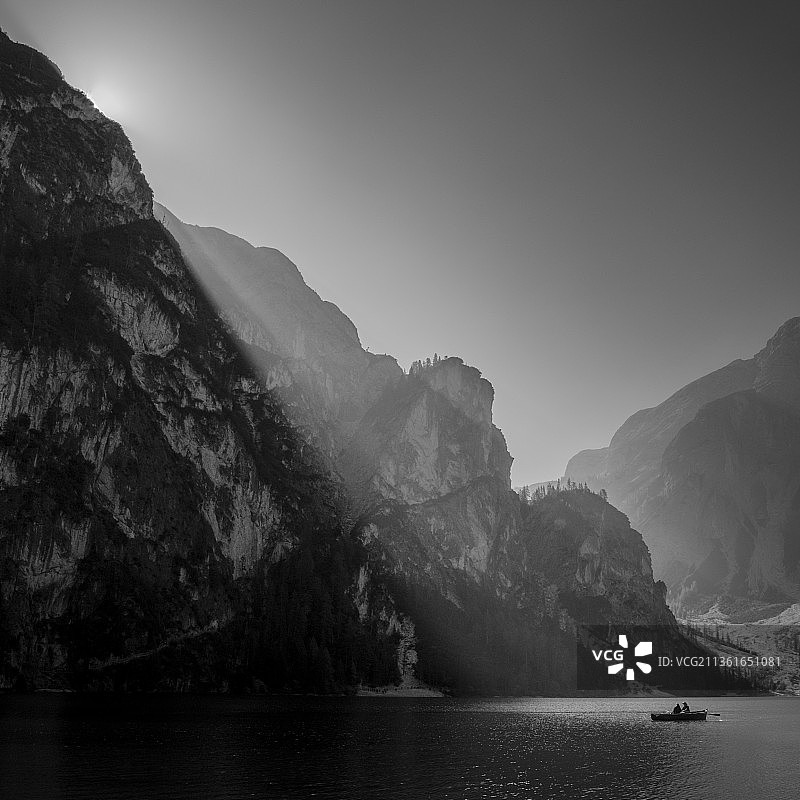清澈的天空衬托着湖泊和山脉的风景图片素材