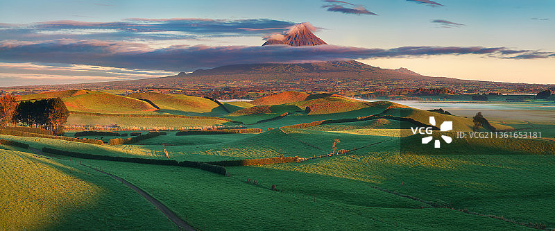 塔拉纳基山日落景观图片素材
