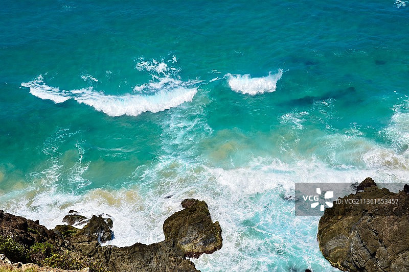 澳大利亚新南威尔士拜伦湾的岩石海岸海浪图片素材