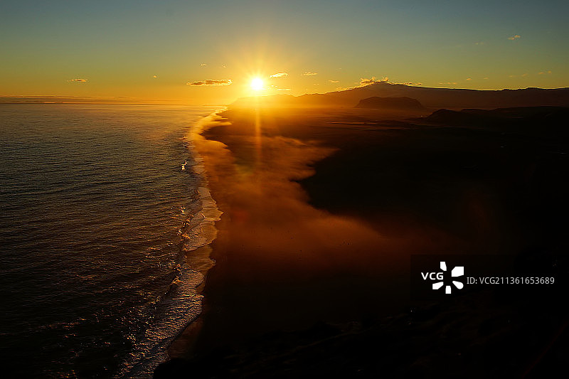 冰岛维克日落时分的海景图片素材