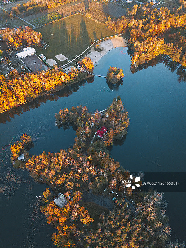 波兰格利维采秋季湖泊的高角度视图图片素材
