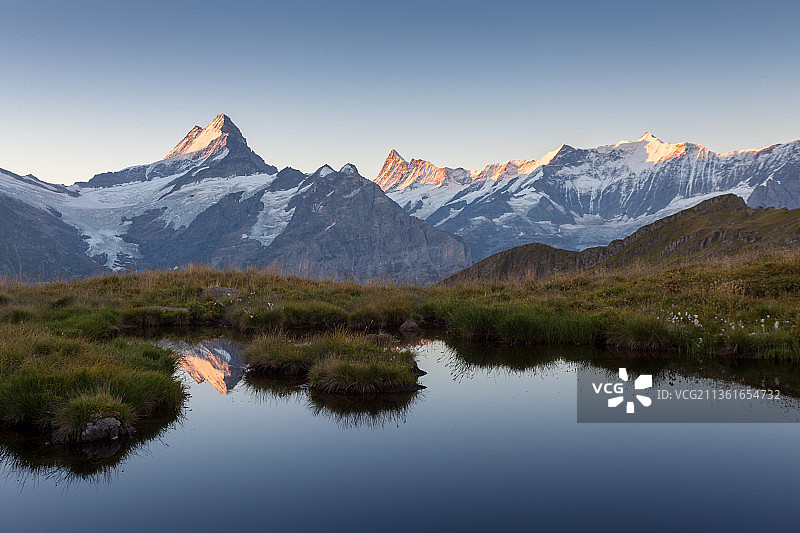 瑞士阿尔卑斯山，伯尔尼高地湖泊和山脉的风景，瑞士图片素材