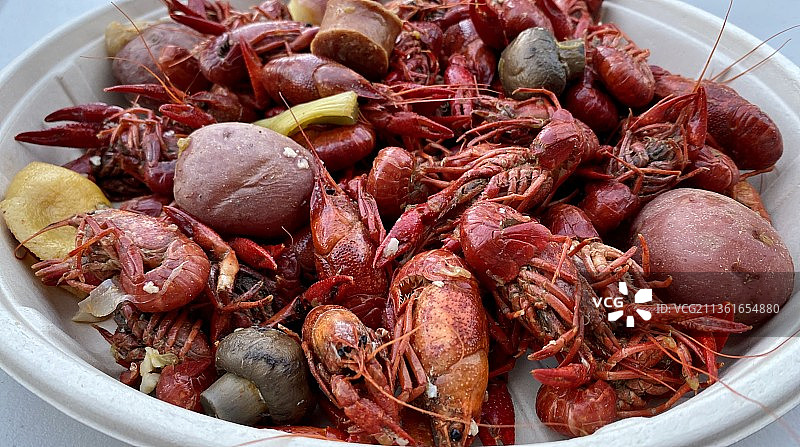小龙虾，桌上碗中海鲜特写，美国德克萨斯州凯蒂图片素材