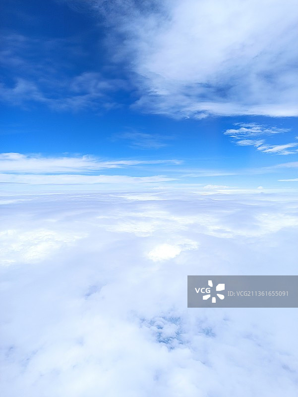 无限的天空云朵低角度视图图片素材