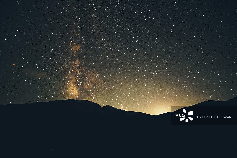 落月，惠勒峰，夜间山脉剪影的壮丽景色图片素材