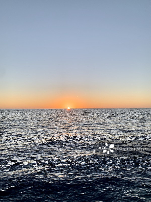 瓦胡岛日落，日落时分夏威夷美国清澈天空下的壮丽海景图片素材