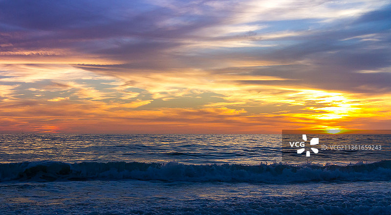 海滩日落，佛罗里达州霍姆斯海滩的壮丽海景图片素材